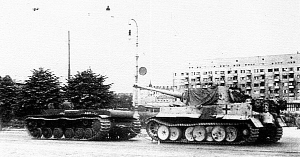 Тягач (танк КВ без башни) буксирует трофейный «Тигр» 502-го тяжёлого танкового батальона. Ленинград, 1944 год.