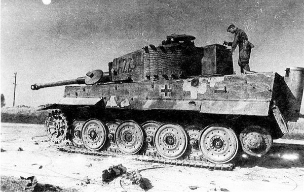 Красноармейцы осматривают подбитый «Тигр» позднего выпуска с новой ходовой частью из состава тяжёлого танкового батальона моторизованной дивизии «Великая Германия». Румыния, весна 1944 года.