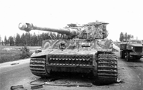 Повреждённый «Тигр» из 505-го тяжёлого танкового батальона. 12 белых колец на стволе орудия соответствуют числу танков, подбитых этой машиной. Белоруссия, июль 1944 года.