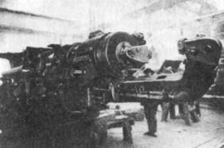 Регулировка станка 305-мм орудия в цехе завода