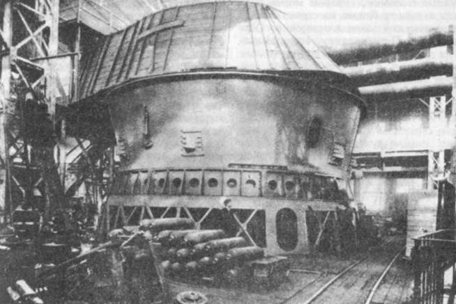 Сборка 305-мм трехорудийной установки на «яме» Металлического завода