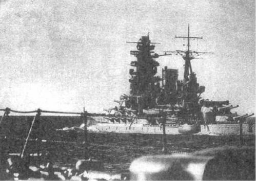 Линкор "Нагато" на рейде Хасирадзимы. Конец 1930-х гг. (два фото вверху) "Нагато" в походе. Конец 1930-х гг.