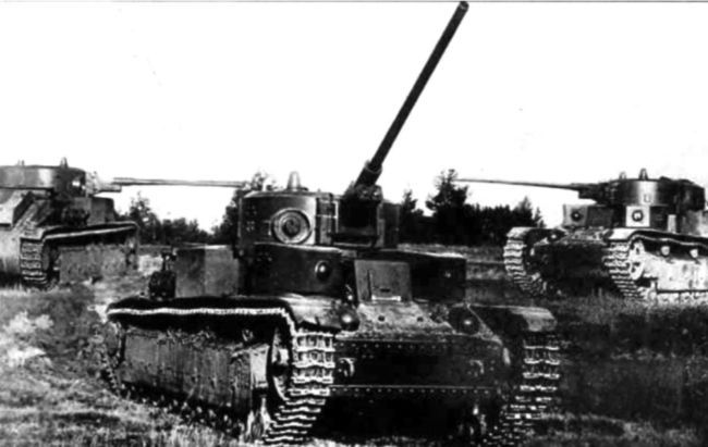 Испытание 85-мм пушки Ф-30, установленной в башне танка Т-28. 1939 год. Приведенное фото представляет собой коллаж из нескольких изображений этой машины, снятой с разных ракурсов (ГАНО).