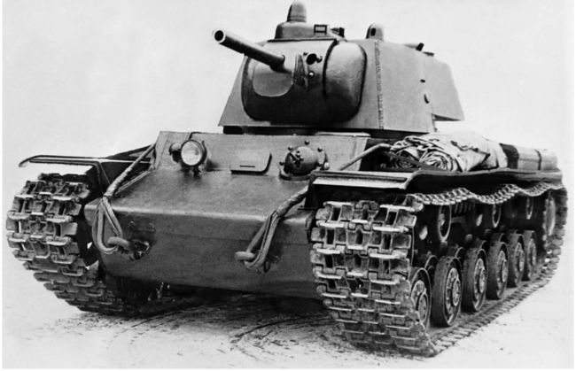 Тяжелый танк Т-150, общий вид. Январь 1941 года. Внешне машина отличалась от серийного КВ-1 лишь наличием командирской башенки (ЦАМО).