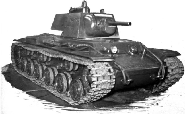 Танк Т-150, вид спереди справа. Январь 1941 года. Хорошо видна командирская башенка с перископическим прибором ПТК на ней (ЦАМО).