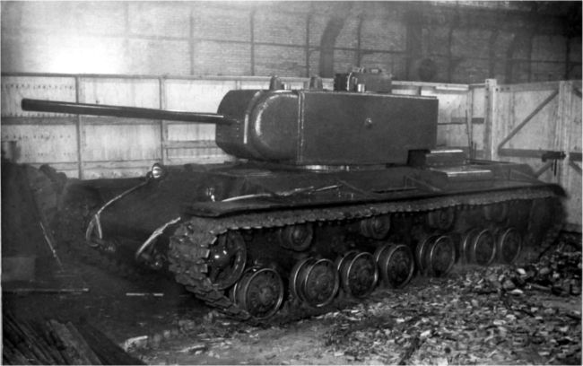Тяжелый танк Т-220 (КВ-220) в цеху Кировского завода. Январь 1941 года. Пулемет в командирской башенке еще не установлен (ЦАМО).