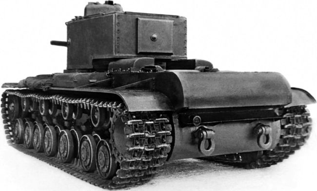 Танк КВ-220, вид сзади слева. Январь 1941 года. В кормовом листе башни хорошо виден люк для монтажа орудия. Обратите внимание на гужоны в местах стыка кормового и бортового листов башни (ЦАМО).