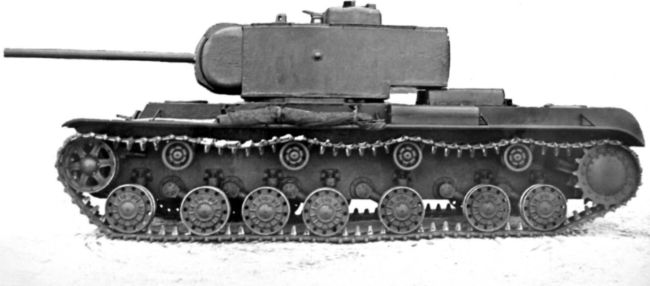 Танк КВ-220, вид слева. Хорошо видно расположение опорных катков ходовой части, командирская башенка с пулеметом ДТ и укладка брезента на надгусеничной полке. (ЦАМО).
