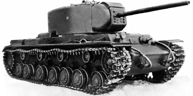 Общий вид танка КВ-220. Январь 1941 года. Обратите внимание на броневой кожух над отверстием для доступа охлаждающего воздуха к двигателю (ЦАМО).