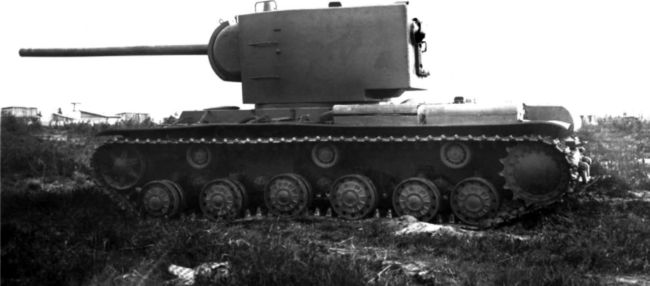 Испытания 107-мм пушки ЗиС-6 в танке КВ-2. Лето 1941 года. Обратите внимание какой большой вылет за габариты машины имеет ствол артсистемы (ЦАМО).