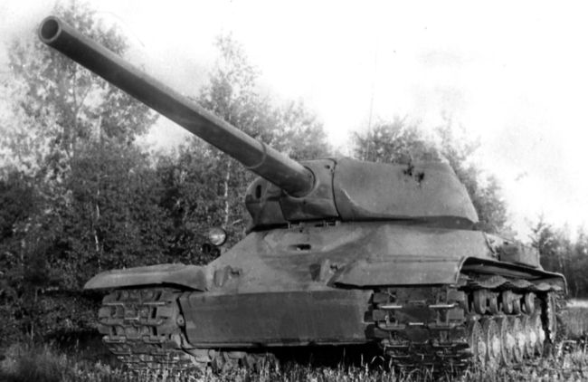 Общий вид танка «объект 701» № 1 перед началом испытаний. Лето 1944 года. Обратите внимание на два смотровых прибора МК-4 в крышке люка механика-водителя (РГАЭ).