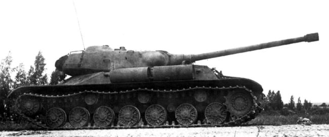 Танк «объект 701» № 2, вид слева. Машина вооружена 100-мм пушкой С-34-1 Лето 1944 года. Башня в походном положении, на надгусеничной полке видно крепление двух дополнительных топливных баков (РГАЭ).