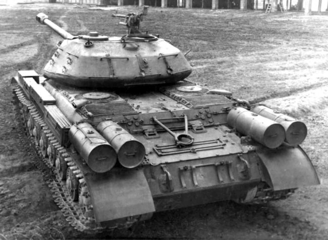 Серийный танк ИС-4, вид сзади. Хорошо видна крыша моторно-трансмиссионного отделения и дополнительные топливные баки (фото из архива И. Желтова).