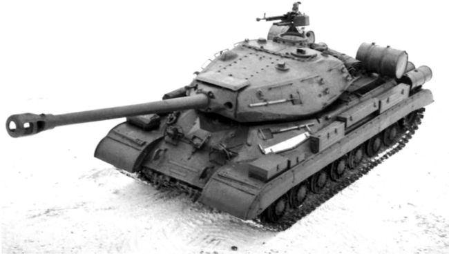 Серийный танк ИС-4, прошедший модернизацию до уровня ИС-4М. Хорошо видна укладка ЗИП и дополнительные топливные баки (фото из архива И. Желтова).