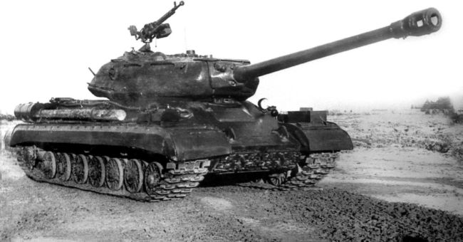 Модернизированный танк ИС-4М, общий вид. Обратите внимание на противопылевые экраны на надгусеничной полке (фото из архива И. Желтова).