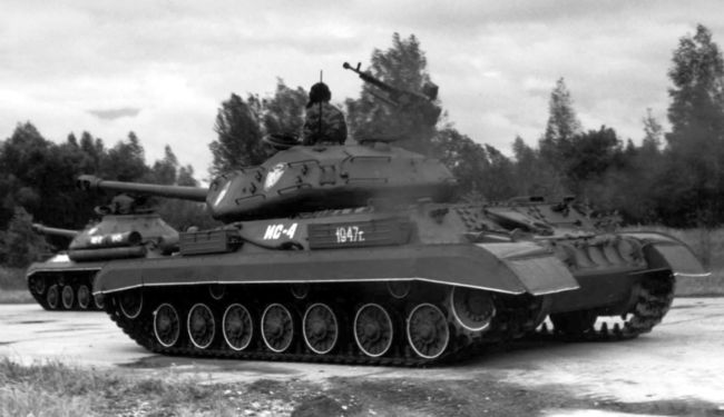 Танк ИС-4М во время прохождения в честь годовщины ГАБТУ. Сентябрь 2001 года.