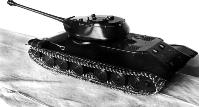 Деревянная модель одного из вариантов модернизации танка ИС, общие виды. Впоследствии наработки по этому танку послужили основой для разработки танка ИС-6 (АСКМ).