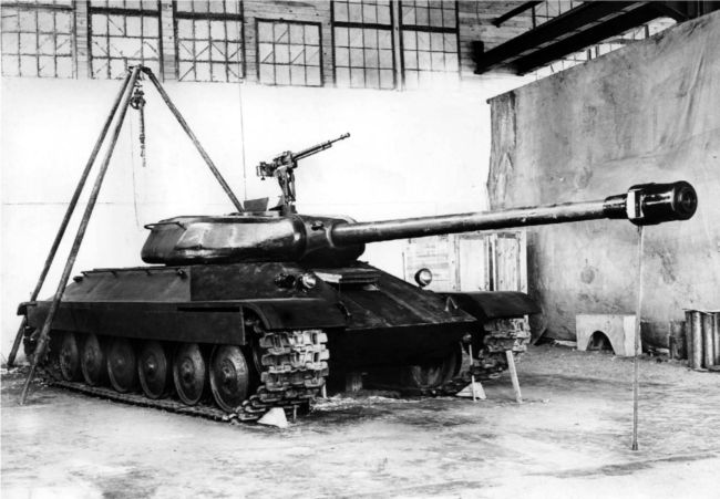 Деревянная модель танка ИС-6 в натуральную величину. Челябинск, опытный завод № 100, лето 1944 года. Как видно, на башне предусматривалась установка зенитного 12,7-мм пулемета ДШК(АСКМ).