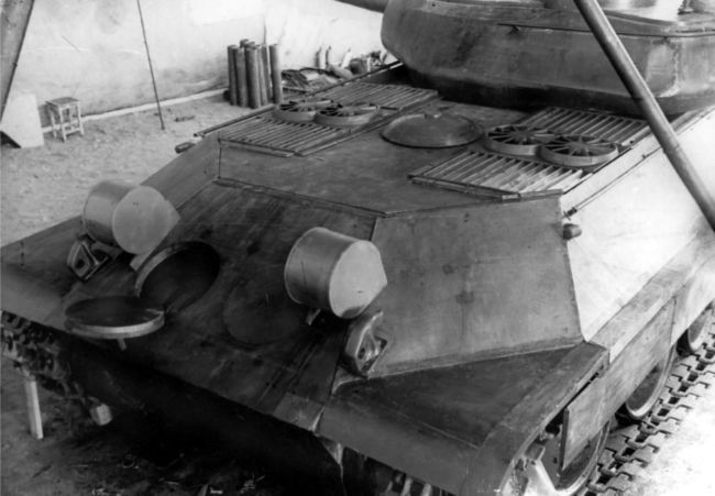 Вид на кормовую часть и крышу моторно-трансмиссионного отделения деревянного макета танка ИС-6. Лето 1944 года (АСКМ).