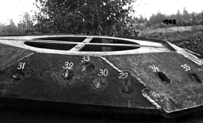 «Макет № 15» — броневая конструкция, изготовленная для испытания бронестойкости элементов корпуса ИС-6. Сентябрь 1944 года. Фото сделано с правого борта, хорошо видны следы от снарядных попаданий (ЦАМО).