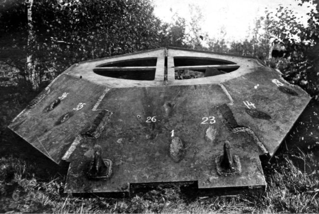«Макет № 15», вид спереди. Сентябрь 1944 года. Видны следы снарядных попаданий и буксирные рымы (ЦАМО).