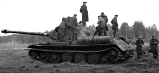 Танк «объект 244» во время испытаний в нем 122-мм пушки Д-30. Осень 1944 года. Этот опытный образец ИС-85 использовался для испытаний опорных катков большого диаметра для танка ИС-6 — они хорошо видны на фото (АСКМ).