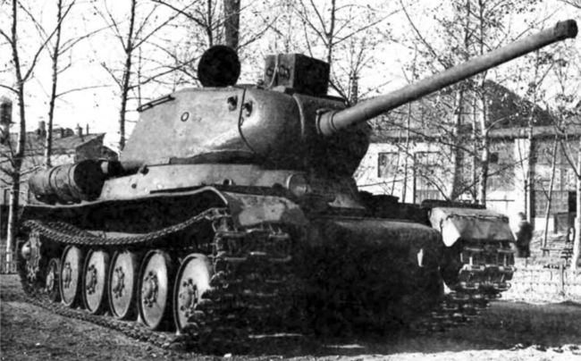 Общий вид танка «объект 244» с 85-мм пушкой Д-5ТБМ. Осень 1944 года. На машине испытывались опорные катки большого диаметра для ИС-6, для чего «объект 244» догрузили чугунными болванками (видны на крыше башни) до массы 46 т (АСКМ).