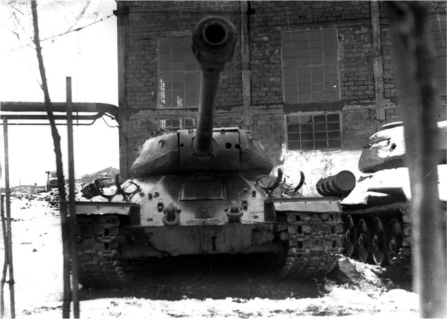 Танки ИС-6 во дворе завода № 100. Зима 1944 года. В центре «объект 253» с электромеханической трансмиссией, справа от него виден «объект 252» (АСКМ).