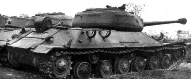 Танк ИС-6 «объект 253», вид справа сзади. Весна 1945 года. За ним виден ИС-6 «объект 252», а слева просматривается башня опытного танка КВ-13 (РГАЭ).