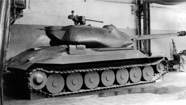 Деревянная модель танка ИС-7 в натуральную величину, 1946 год. Хорошо видна башенка со спаркой пулеметов на корме и установка пулеметов на левом борту (АСКМ).