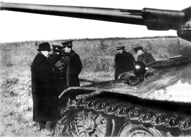 Первый образец танка ИС-7 выпуска 1946 года во время заводских испытаний на полигоне. Осень 1946 года. Машину осматривает В. Малышев (в шляпе), третий слева — главный конструктор Ж. Котин (фото из архива П. Липатова).