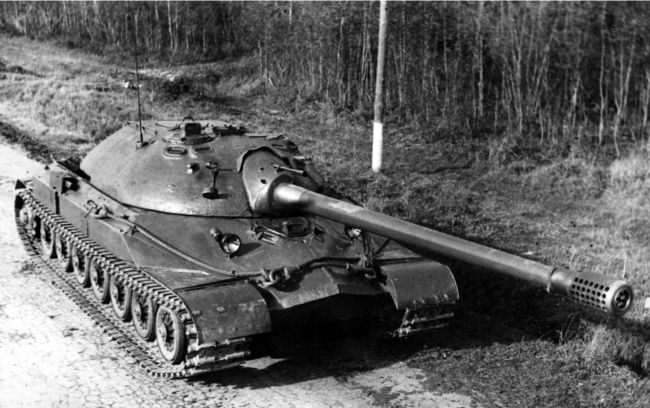 Первый образец танка ИС-7 выпуска 1947 года (машина № 1), вид спереди сверху. Осень 1947 года. Хорошо видно крепление буксирных тросов, люк механика-водителя со смотровыми приборами, а также приборы на крыше башни. Обратите внимание на «дырчатый» дульный тормоз 130-мм орудия С-70 (АСКМ).