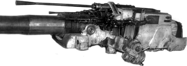 Качающаяся часть 130-мм пушки С-70 с установленными на ней пулеметами: одним 14,5-мм КПВ и двумя 7,62-мм РП-46 (РГАЭ).