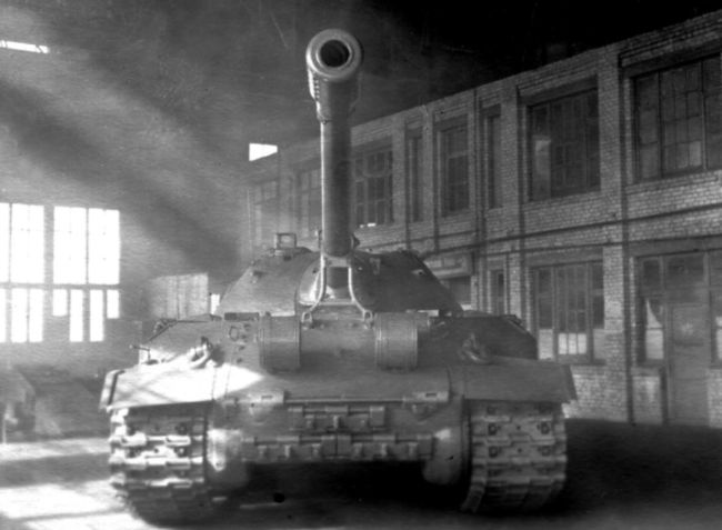 Опытный образец танка ИС-7 (образец № 3) в цеху Кировского завода. Январь 1948 года. Башня развернута назад в положение «по-походному», пушка закреплена специальным стопором (АСКМ).