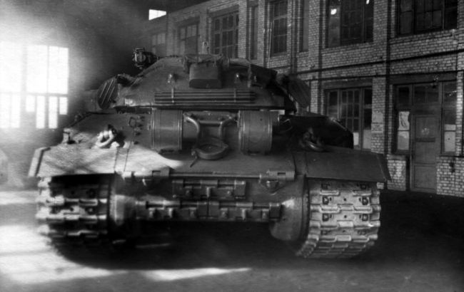 Опытный образец танка ИС-7 (образец № 3) в цеху Кировского завода, вид сзади. Январь 1948 года. На корме закреплены дымовые шашки, хорошо виден стопор для крепления орудия «по-походному», на корме башни закреплен банник для чистки ствола орудия (АСКМ).