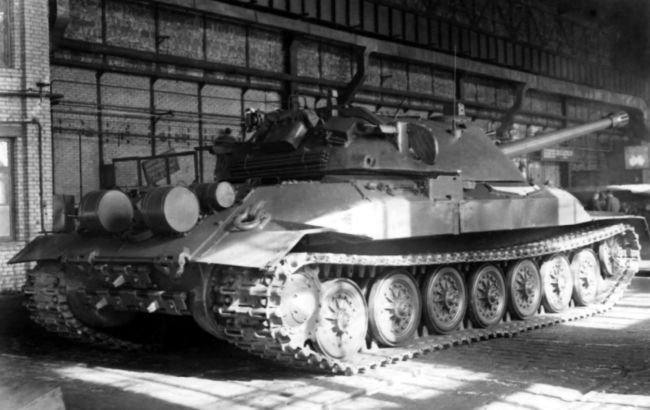 Опытный образец танка ИС-7 (образец № 3) в цеху Кировского завода, вид сзади справа. Январь 1948 года. Хорошо видны установки 7,62-мм пулеметов РП-46 на бортах корпуса и башни (АСКМ).