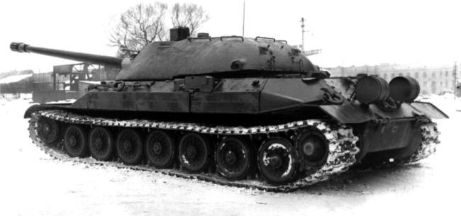 Опытный образец танка ИС-7 (образец № 2) перед началом испытаний. Осень-зима 1947 года. На корме корпуса закреплены дымовые шашки. Обратите внимание, что установка 7,62-мм пулемета РП-46 на борту башни отсутствует (АСКМ).