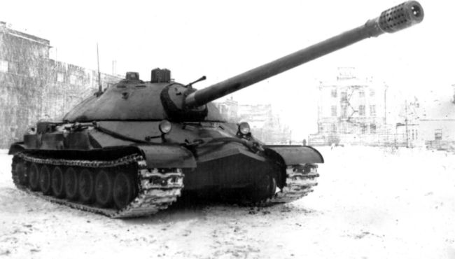Опытный образец танка ИС-7 (образец № 2) перед началом испытаний, общий вид. Осень-зима 1947 года. Решеток на фарах, таких как на образце ИС-7 № 3, у этой машины нет (АСКМ).