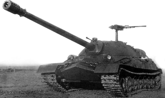 Опытный образец танка ИС-7 (образец № 3), прибывший на НИБТ полигон в Кубинке для прохождения испытаний, общий вид машины. Осень 1948 года. В отличие от заводских фото этого танка, машина оснащена зенитной установкой 14,5-мм пулемета КПВ (РГАЭ). 