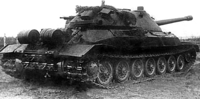 Опытный образец танка ИС-7 (образец № 3) на НИБТ полигоне, вид сзади. Осень 1948 года. В отличие от предыдущего фото, зенитная установка 14,5-мм пулемета КПВ демонтирована (РГАЭ).