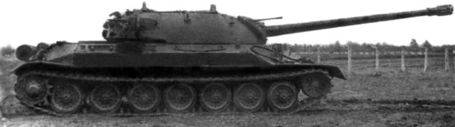 Опытный образец танка ИС-7 (образец № 3) на НИБТ полигоне, вид справа. Осень 1948 года. В настоящее время этот танк находится в экспозиции Военно-исторического музея бронетанкового вооружения и техники в подмосковной Кубинке (РГАЭ).