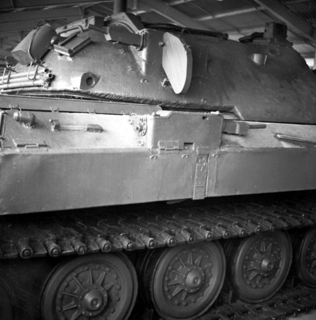 Правый борт корпуса и башни опытного танка ИС-7 (образец № 3). Военноисторический музей бронетанкового вооружения и техники. Хорошо видны установки для 7,62-мм пулеметов РП-46, а также крепление ЗИП на корме башни (фото В. Мальгинова).