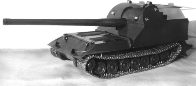 Деревянная модель «объекта 262» — самоходной установки полуоткрытого типа на базе танка ИС-7 со 152-мм пушкой, общий вид. 1947 год АСКМ).