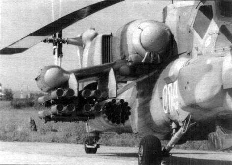 Под крылом Ми-28Н – транспортно-пусковые контейнеры ПТУР и блоки НАР Б8В20-А