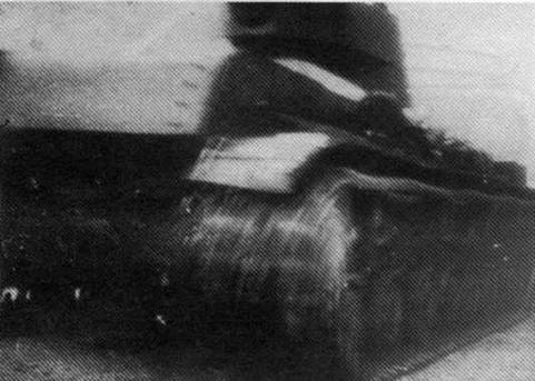 Кадры кинохроники, запечатлевшие танки Т-100 (с. 10) и СМК (с. 11), направляющиеся на фронт в декабре 1939года. На правом борту обоих танков видна укладка ЗИПа — брезента, тросов, ящика для инструментов.