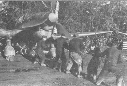 Техники подвешивают 1000-кг бомбу под Ju 87.