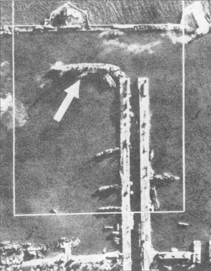 Снимок с немецкого разведывательного самолета. Стрелкой показан линкор «Марат». После первых небольших повреждений от налетов пикировщиков корабль перешел в Кронштад, где его и обнаружили разведчики.