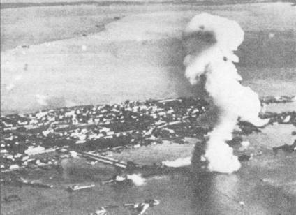 Панорама Кронштадта. На переднем плане виден столб дыма на месте стоянки линкора «Марат» после попадания 1000-кг бомбы с самолета Руделя.