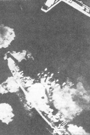 Линкор «Октябрьская революция» ведет зенитный огонь по атакующим «Штукам».