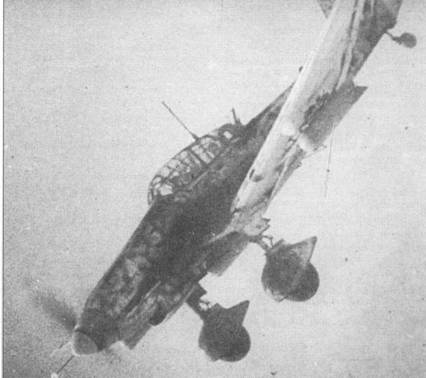 Ju 87 D-5 в полете на Восточном фронте зимой 1943/44. Обращает внимание отсутствие эластичных кожухов амортизаторов посередине стоек основного шасси. Под крыльями и фюзеляжем подвешены контейнеры АВ 250, содержащие по 30 осколочных бомб SD 4.